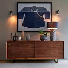 La mesa en madera tiene un estilo sencillo. Muebles De Salon Trucos Para Elegir El Aparador Perfecto Para Tu Comedor Foto 1