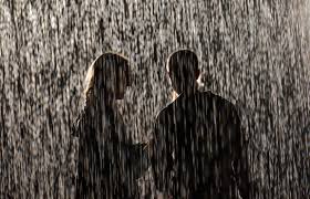 Risultati immagini per Ombra di pioggia uomo con donna.