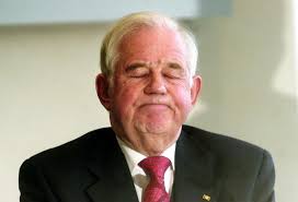 Kurt Biedenkopf überstand drei Amtsperioden als Ministerpräsident von Sachsen, bevor er im Januar 2002 zurücktrat. Die Liste der privaten Vorteile, ... - kurt-biedenkopf