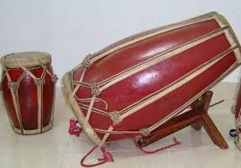 Beberapa contoh alat musik ini misalnya drum, marakas, simbol, tamborin, timpani, triangle, konga, timpani, kastanyet, rebana, tifa dan kendang 5. 17 Contoh Alat Musik Ritmis Pengertian Fungsi Jenis Gambar