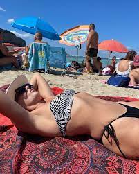 Impactantes! Las fotos de Mónica Gonzaga en bikini a los 65 años que  paralizaron la red