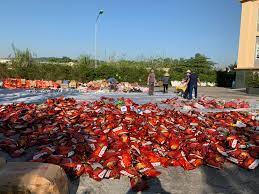 Quảng Ninh tiêu hủy 161 mặt hàng gồm rượu, bánh kẹo, mỹ phẩm… không rõ  nguồn gốc