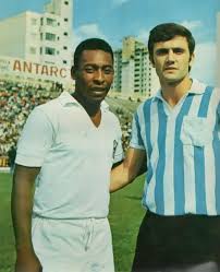 PELÉ (SANTOS) E PERFUMO (RACING) NO PARQUE ANTÁRTICA, EM SÃO PAULO, NO ANO DE 1968: Na foto aparecem Pelé ao lado de Perfumo, lendário zagueiro do Racing (ARG) e da Seleção Argentina,