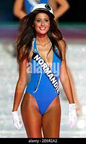Miss France 2010 Malika Menard - Malika Menard beteiligt sich im Badeanzug-Segment der Miss France 2010  Festzug in Nizza, Südostfrankreich, 5. Dezember 2009. Menard gewann den  Wettbewerb, der 55 Teilnehmer im Wettbewerb um den Titel am Samstag sah.