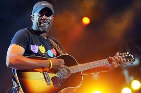 Darius Rucker Makes Fashionable Entrance On Country Albums