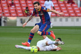 Он играет на позиции правый вингер. Lionel Messi S Contract With Barcelona Worth 674 Million Mundo Bloomberg