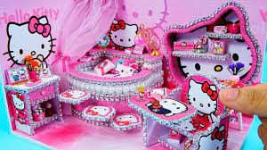 Làm phòng ngủ búp bê Hello Kitty -