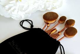 mastering the oval with my makeup brush set