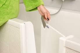 Einstiegshilfen die auf dem boden oder der badewanne aufgestellt werden, sollten über gummifüße verfügen, die weder die badewanne noch die fliesen beschädigen und verkratzen und außerdem. Einstiegshilfe Badewanne Badewannenture
