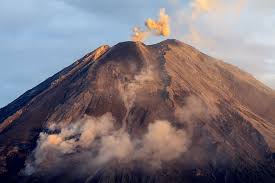 Gunung semeru erupsi lagi, waspadai potensi bahayanya. Erupsi Gunung Semeru Semburkan Awan Panas 400 Meter