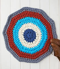 t shirt yarn rug pattern by mollie makes