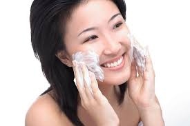 Selain pencuci muka ini, mama rekemen pada kita yang mempunyai kulit sensitif untuk cuba jenama cetaphil. Memilih Sabun Pembersih Wajah Harus Sesuai Jenis Kulit Alodokter