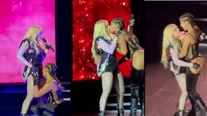 VIDEO. ¡Qué calor! El intenso beso de Madonna y Tokischa en el escenario |  Minuto30.com