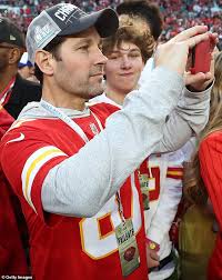 Toward the end of the episode, which dropped on. Paul Rudd 50 Cheers On The Kansas City Chiefs With Look Alike Son Jack 14 During Super Bowl Liv Daily Mail Online