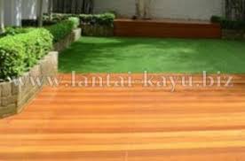 Memiliki kolam renang atau taman di halaman rumah merupakan suatu impian yang sangat indah dan salah satu cara untuk memperindah penampilannya adalah dengan memakai decking kayu untuk penutup lantai. Variasi Dan Ide Desain Decking Kayu Untuk Taman