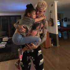Casie colson baker rose to fame as the firstborn daughter of rapper, machine gun kelly(mgk). Machine Gun Kelly S Family His Daughter Casie And Her Mother Emma