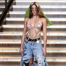 Lourdes leon and timothee chalamet shutterstock (2) dating is a loose term for it, but yes, they are teenagers being teenagers so i guess you can call it that, a source close to madonna's. Lourdes Leon Gibt In New York Ihr Catwalk Debut