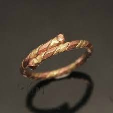 Voici la solution à vos problèmes d'amour, de recherche de travail, et contre l'empoisonnement, envoûtements et les mauvais esprits.Cette bague est conçue sur la base des formules magiques, des forces magnétiques et mystiques. Cette bague vous protège contre les mauvais sorts, les maladies, les empoisonnements, et les envoutements d'une part et d'autres part vous apporte le bonheur, la chance, l'amour, la puissance et le succès dans tous ce que vous entreprenez. Elle a été conçue par les maître spirituels pour vous protéger et vous apporter la chance nécessaire pour votre réussite. MODE D'EMPLOI DE CETTE FORMULE: Elle se porte au doigt aussi bien chez l'homme que chez la femme. MODE DE FONCTIONNEMENT: Elle vous brûle ou s’échauffe à votre doigt avant la production d'un drame. Lorsque votre verre est empoisonné, le verre s'explose quand vous le prenez.. La bague suivie de quelques paroles magique vous donnera la chance dans divers secteurs de la vie ( amour , travail, succès et autres...) LES BAGUES QUI VOUS APPORTENT LE BONHEUR