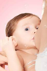 母乳ピンクの背景のかわいい女の子の写真素材・画像素材 Image 74987547
