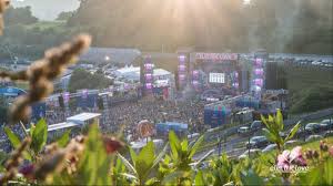 She is a bit lost on the open road and no one seems to be able to help her. Ein Toter Beim Electric Love Hatte Das Festival Abgebrochen Werden Mussen