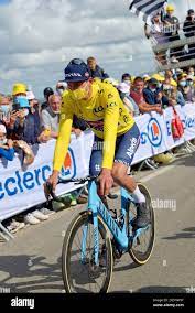 Sieg für Mathieu van der Poel, Enkel von Raymond Poulidor, Sieger der  zweiten Etappe der 108. Tour de France und gelbes Trikot. Mur de Bretagne,  Guerlédan, Frankreich am 27. Juni 2021. Foto