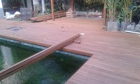 Selain memenuhi syarat tahan air dan aman, kayu. Contoh Pemasangan Decking Kayu Tepi Kolam Renang