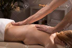 Massage d une femme nue