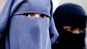 An islamic garment that covers the whole body, which has a net screen covering the eyes so they cannot be seen, and is worn by women. Holanda La Prohibicion Del Burka Entra En Vigor Manana Europa Al Dia Dw 31 07 2019