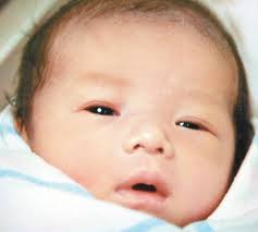 The baby&#39;s name will be decided upon after consulting with a feng shui master. Vincent said that the baby resembled both father and mother. - Vincent-Wong-Yoyo-Chen-baby-2