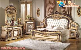 An attractive traditional bedroom set of oak wood in light browns. Luxury Classic Bedroom Furniture Set Dst International