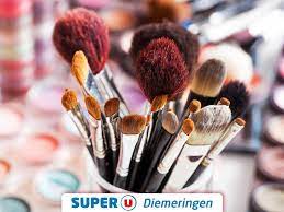 Super U Diemeringen - Vous avez des pinceaux de maquillage remplis de  produits 💄 et vous ne savez pas comment les nettoyer ? 🧐 On vous dit tout  👇🏽😃 Avant de nettoyer