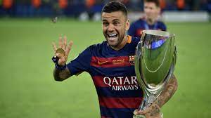 Barcelona star daniel alves responds to psg rumours by singing to journalists dani alves is out of contract at barcelona this summer alves was questioned about a possible move to paris st germain Fc Barcelona Dani Alves Barca Hatte Nicht Die Eier Mich Zuruckzuholen Goal Com