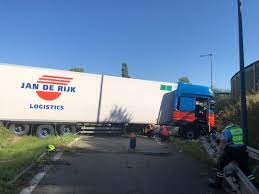 Belfort. Accident sur l'A36 : le camion heurte une ambulance et fonce droit  dans le talus
