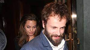 Althought only married for a short time she often talks of jonny fondly. Angelina Jolie Reportedly Visits Ex Jonny Lee Miller S Apartment Hollywood Life
