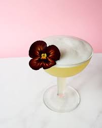 Mini spicy cheesecakes with violas make a lovely dessert. White Lady Clink Clink Drink