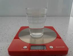Przelicznik miar kuchennych Ile waży szklanka wody i jak zamienić