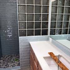 15 Bathroom Decorated With Glass Blocks