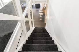 Ein veloursteppich ist leichter zu verarbeiten als ein schlingenteppich. Teppich Auf Einer Treppe Verlegen Schritt Fur Schritt Anleitung Heimwerkertricks Net