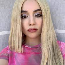 ava max definitely knows her eyeshadow