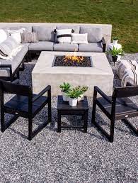Modern Outdoor Fire Pit Seating Area