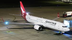 qantas repaints first boeing 737 800 in