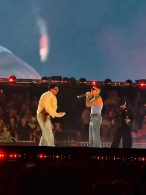 🐰 Bad Bunny se despidió por todo lo alto de 'DeBÍ TiRAR MáS FOToS World Tour' este domingo con un concierto con cinco artistas invitados y dos canciones exclusivas. Uno de los rostros de la noche fue ...