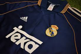 Der viel zu präsente trikotsponsor und stattdessen viel zu wenig vfb. Real Madrid 21 22 Auswartstrikot Geleakt Nur Fussball