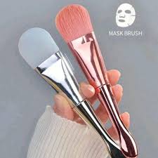 face mask brush with spoon digging