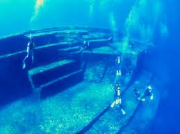 Excellent site sur les pyramides à travers le monde: Yonaguni Monument Its Underwater Rock Formation In Japan Its Not Known If Its Man Made Or Not 9gag