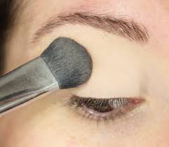 makeup tricks to make eyes look smaller