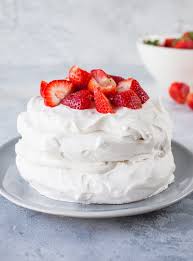 vegan pavlova with strawberries cream