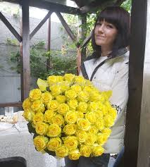 51 yellow rose with delivery across