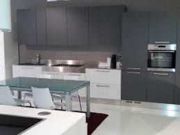 Genel olarak mutfaklar beyaz ve beyazın tonları ile boyanır. Mukemmel 80 Gri Mutfak Dolabi Modeli