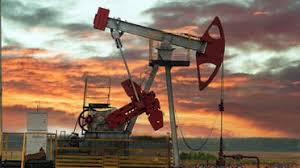 أسعار النفط تهبط 10% في عام 2023 بسبب مخاوف بشأن العرض والطلب